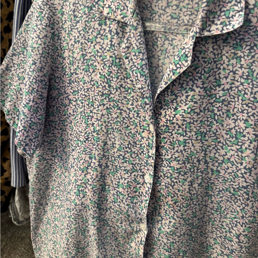Suburban petites VINTAGE women’s Sz 4 or small button up